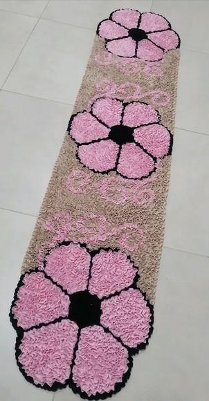 Passadeira Frufru Flor Rosa Claro 1m80cm Antiderrapante