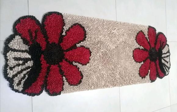 Passadeira Frufru Flor Vermelha 1m20cm Antiderrapante