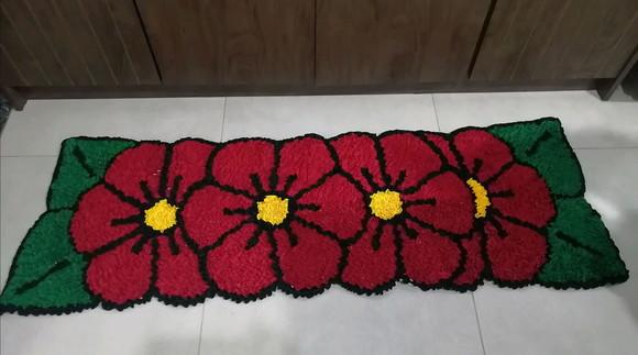 Passadeira Frufru Flor Vermelha 1m30cm Antiderrapante