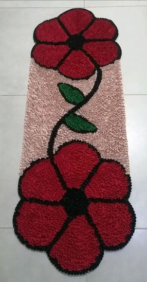 Passadeira Frufru Flor Vermelha 1m20cm Antiderrapante