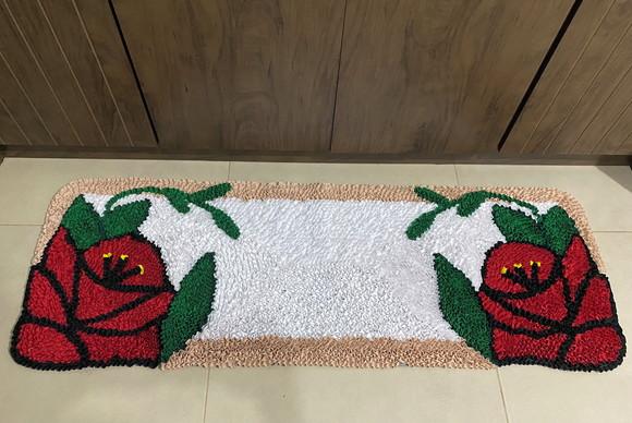 Passadeira Frufru Flor Vermelha 1m20cm Antiderrapante
