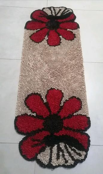 Passadeira Frufru Flor Vermelha 1m20cm Antiderrapante