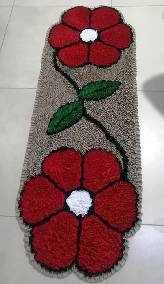 Passadeira Frufru Flor Vermelha 1m20cm Antiderrapante