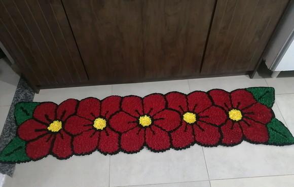 Passadeira Frufru Flor Vermelha 1m80cm Antiderrapante