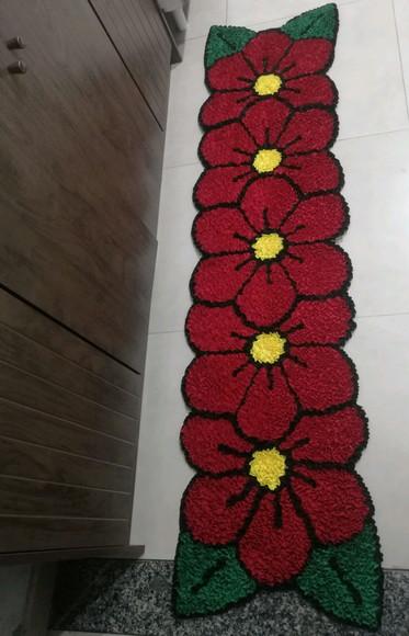 Passadeira Frufru Flor Vermelha 1m80cm Antiderrapante