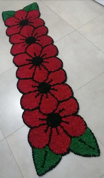 Passadeira Frufru Flor Vermelha 1m80cm Antiderrapante
