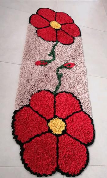 Passadeira Frufru Flor Vermelha Antiderrapante