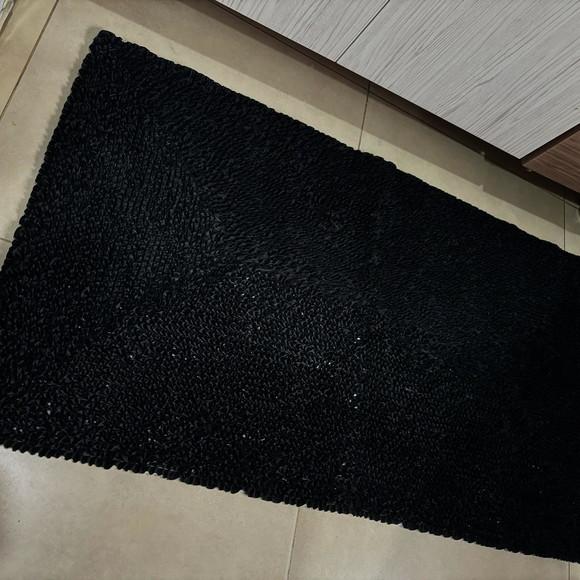 Passadeira Frufru Preta 1m10cm x 60cm Antiderrapante
