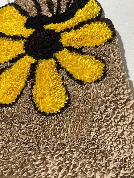 Tapeçaria de Parede Frufru Flor Amarela com Borboleta