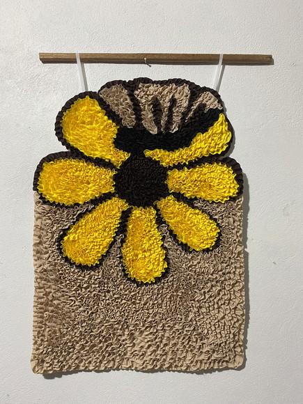 Tapeçaria de Parede Frufru Flor Amarela com Borboleta