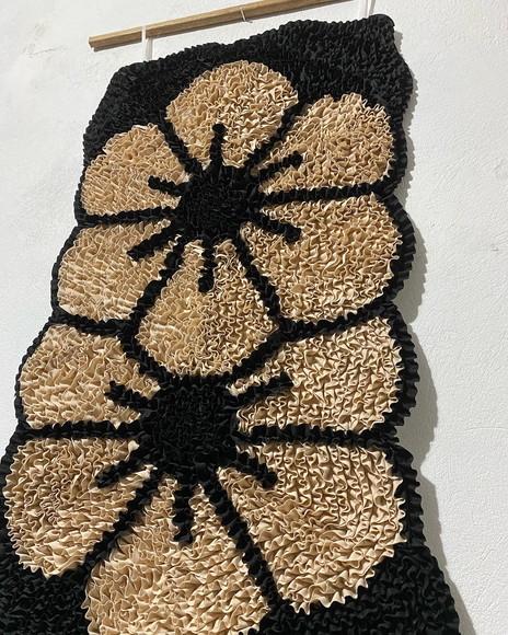 Tapeçaria de Parede Frufru Flor Bege