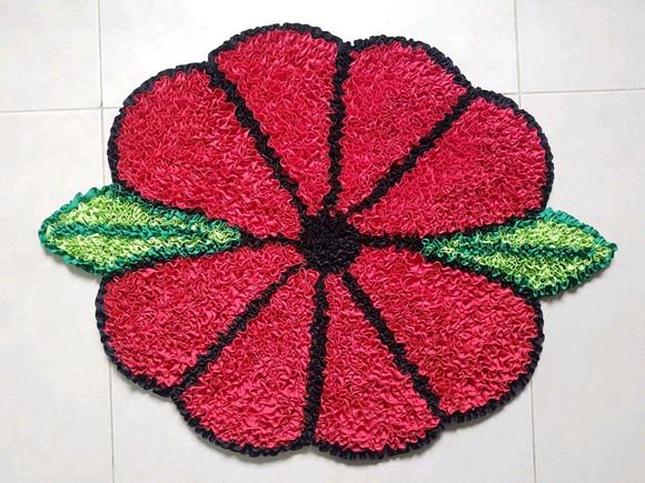 Tapete de Flor Vermelha em Frufru com Antiderrapante