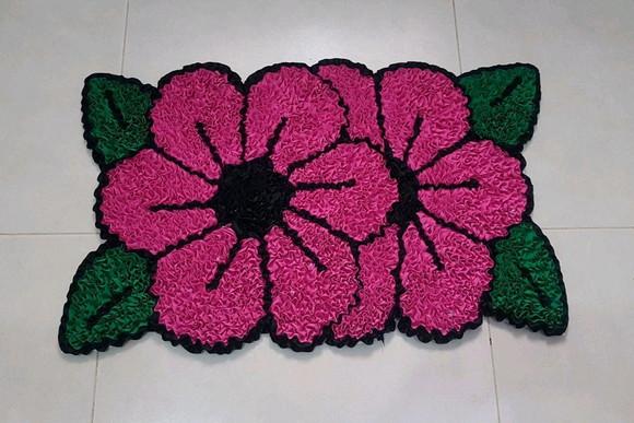Tapete de Flor Pink em Frufru com Antiderrapante