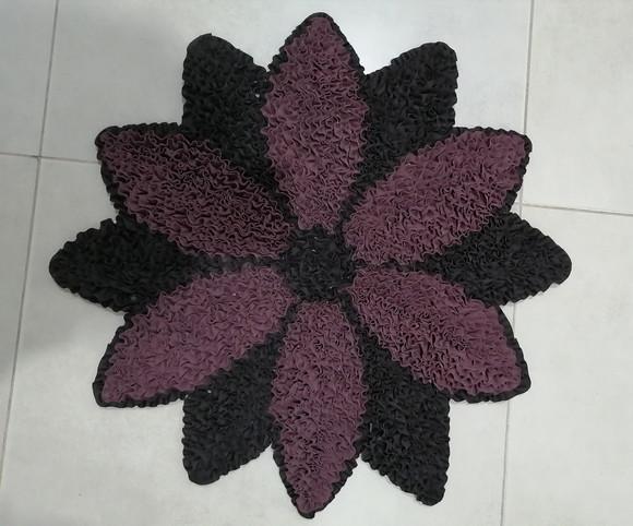 Tapete de Flor Marrom em Frufru Antiderrapante