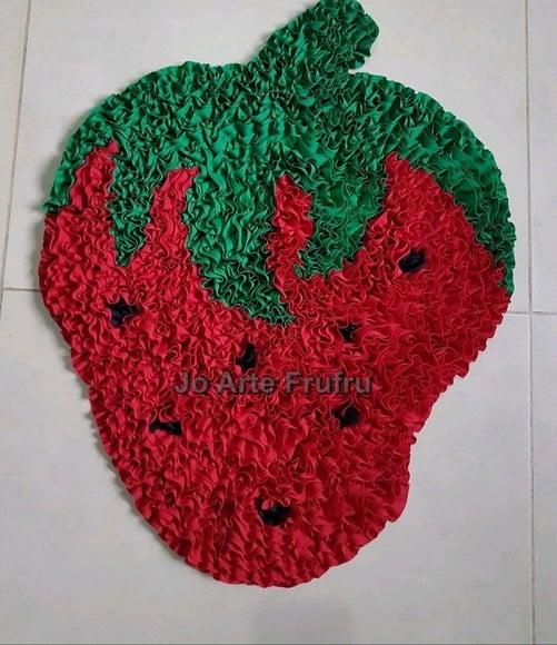 Tapete de Morango em Frufru com Antiderrapante