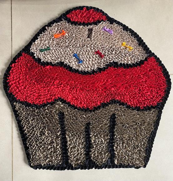 Tapete Frufru Cupcake Vermelho e Bege Antiderrapante