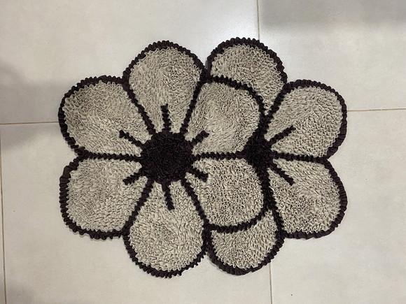 Tapete Frufru Flor Bege Antiderrapante