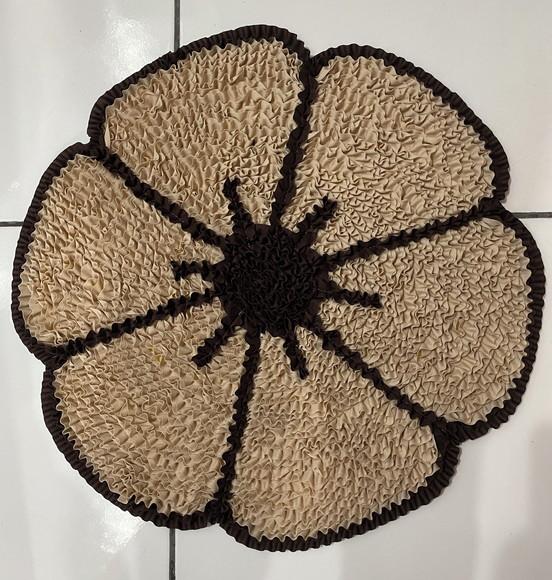 Tapete Frufru Flor Bege 50cm x 50cm Antiderrapante