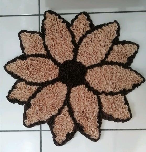 Tapete Frufru Flor Bege Antiderrapante