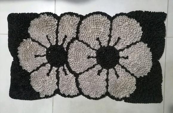 Tapete Frufru Flor Bege Antiderrapante