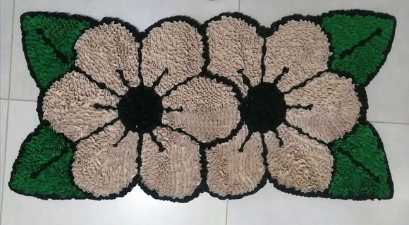 Tapete Frufru Flor Bege Antiderrapante