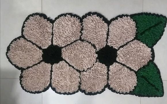 Tapete Frufru Flor Bege Antiderrapante