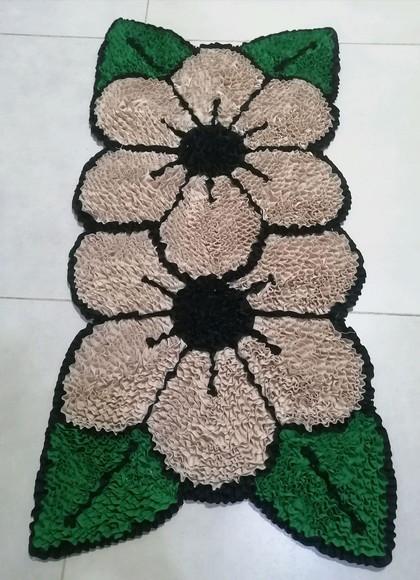 Tapete Frufru Flor Bege Antiderrapante