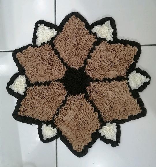 Tapete Frufru Flor Bege e Creme Antiderrapante