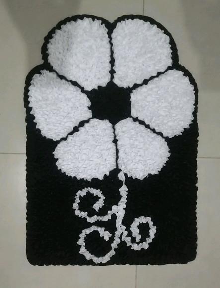 Tapete Frufru Flor Branca Antiderrapante