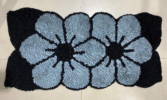 Tapete Frufru Flor Cinza Antiderrapante