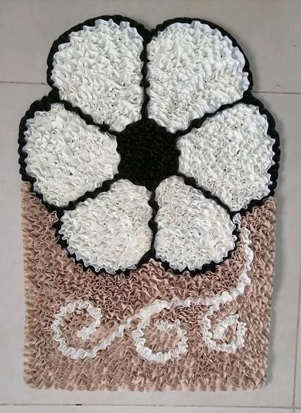 Tapete Frufru Flor Creme Antiderrapante