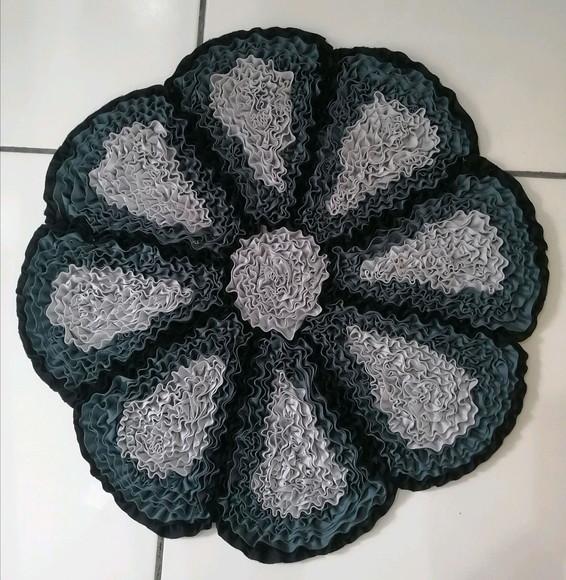 Tapete Frufru Flor Grafite e Cinza Antiderrapante