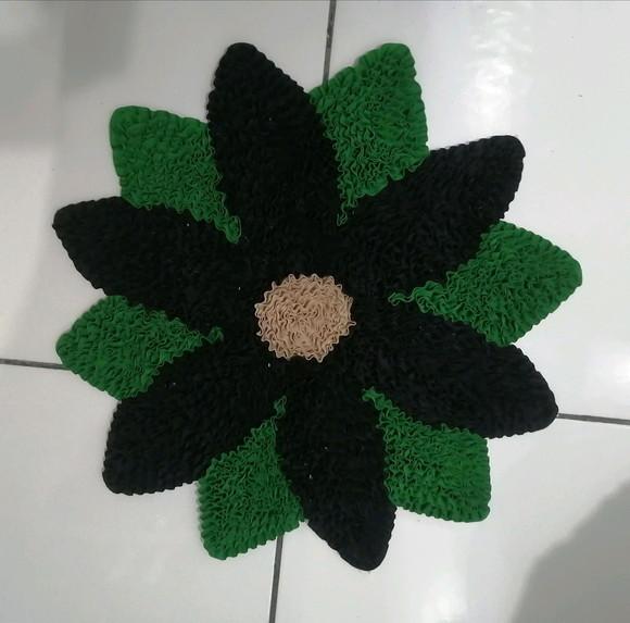 Tapete Frufru Flor Preto/bege/verde Antiderrapante