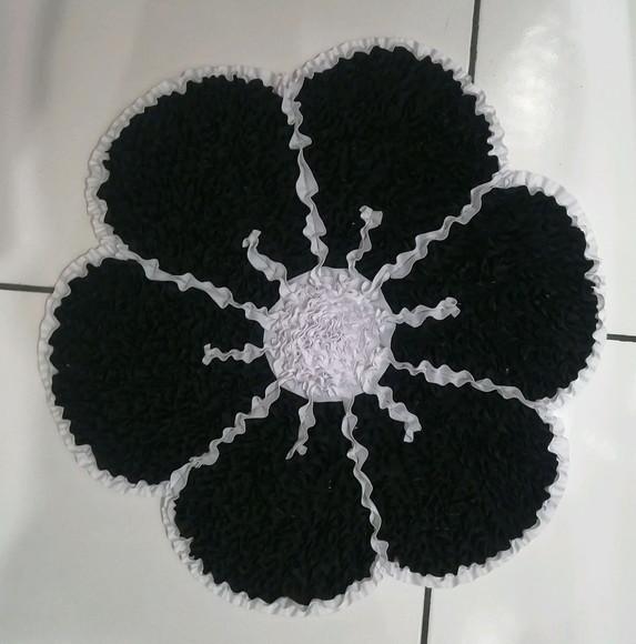 Tapete Frufru Flor Preta Antiderrapante