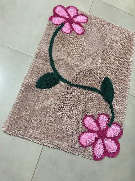 Tapete Frufru Flor Rosa Fundo Bege 75cm x 50cm Antiderrap.