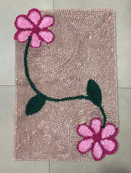 Tapete Frufru Flor Rosa Fundo Bege 75cm x 50cm Antiderrap.