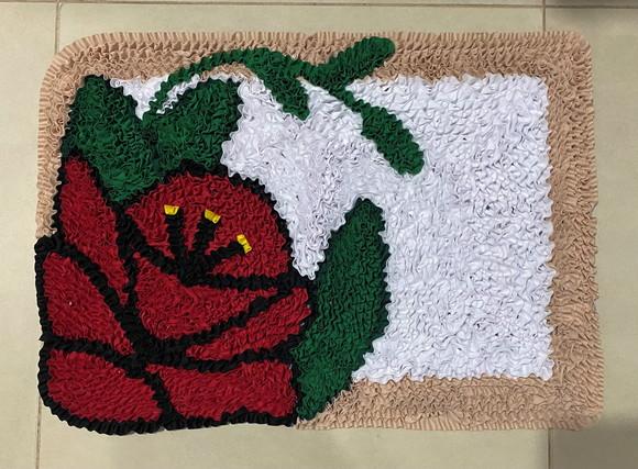 Tapete Frufru Flor Vermelha Antiderrapante