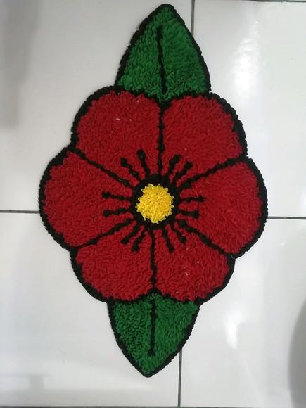 Tapete Frufru Flor Vermelha Antiderrapante