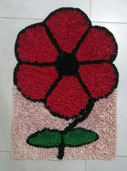 Tapete Frufru Flor Vermelha Antiderrapante