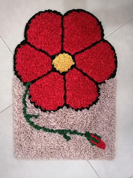 Tapete Frufru Flor Vermelha Antiderrapante