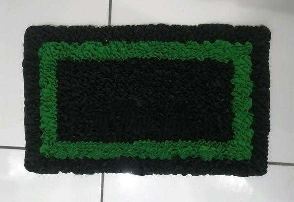 Tapete Frufru Preto e Verde Antiderrapante