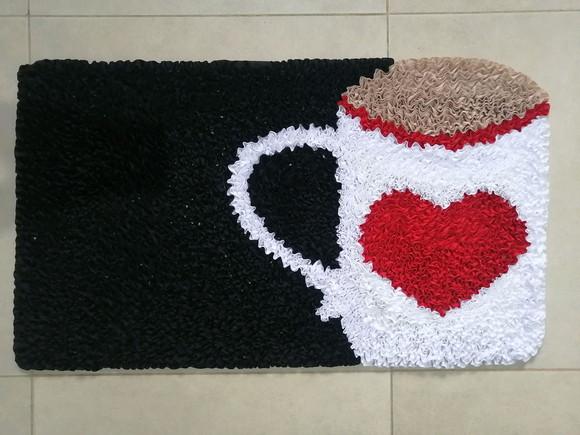 Tapete Frufru Xícara Branca 80cm x 40cm Antiderrapante