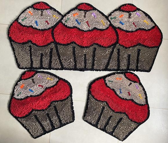Tapetes Frufru Cupcake Vermelho e Bege Antiderrapante