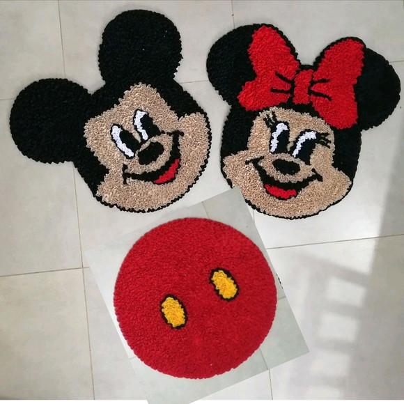 Tapetes Frufru Minnie e Mickey C/ Tampa do Vaso Vermelha