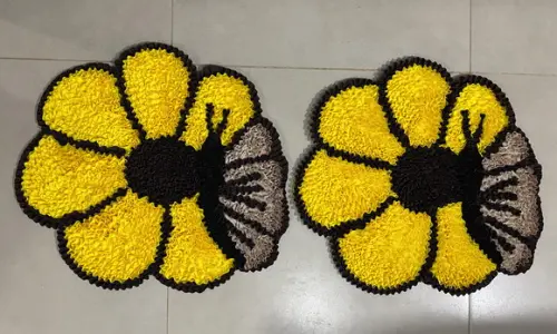 2 Tapetes de Flor Amarela em Frufru Antiderrapante