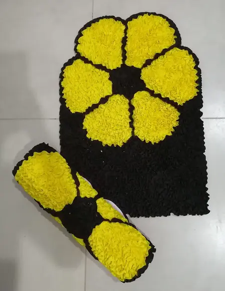 2 Tapetes de Flor Amarela em Frufru Antiderrapante