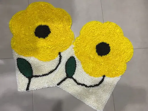 2 Tapetes de Flor Amarela Frufru Antiderrapante