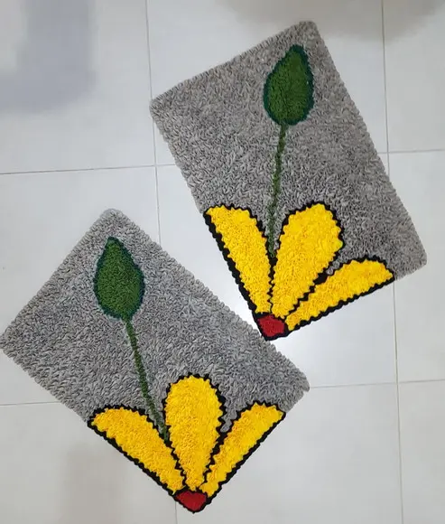 2 Tapetes de Flor Amarela em Frufru Antiderrapante