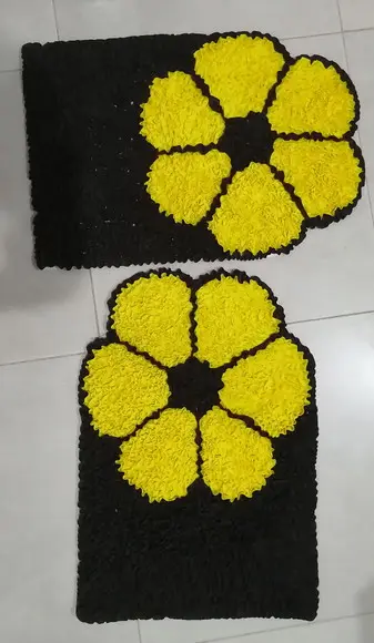2 Tapetes de Flor Amarela em Frufru Antiderrapante