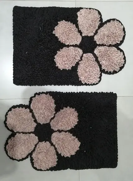 2 Tapetes de Flor Bege em Frufru Antiderrapante